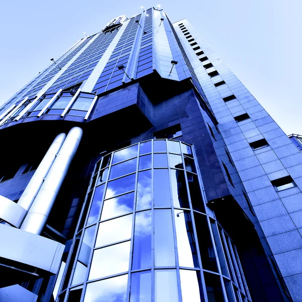 Arranha-céus de edifícios modernos iluminados — Fotografia de Stock
