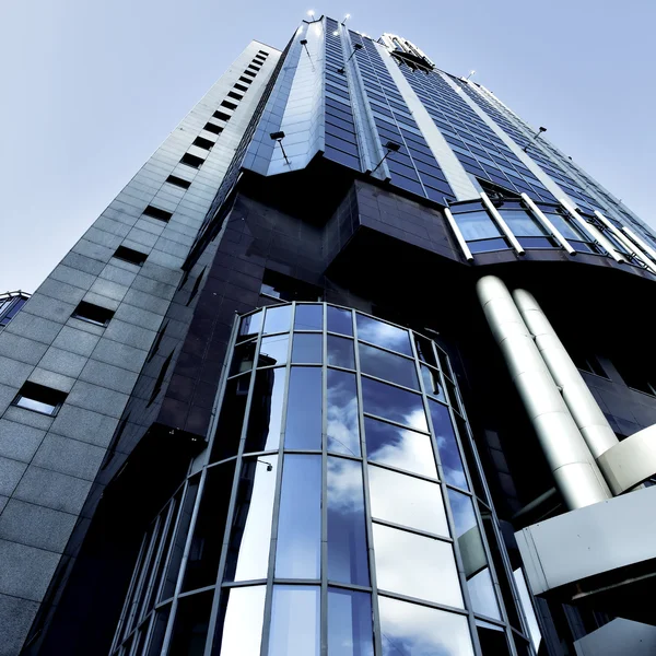 Belysta modern byggnad skyskrapa — Stockfoto