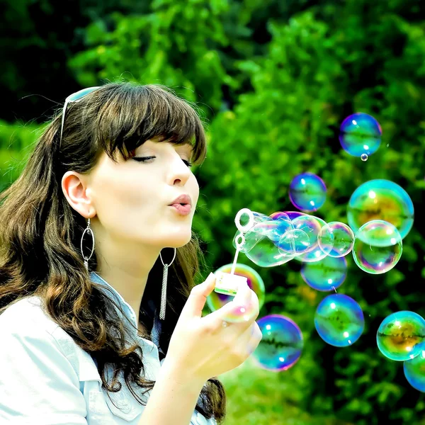 Jeune fille soufflant bulles de savon — Photo