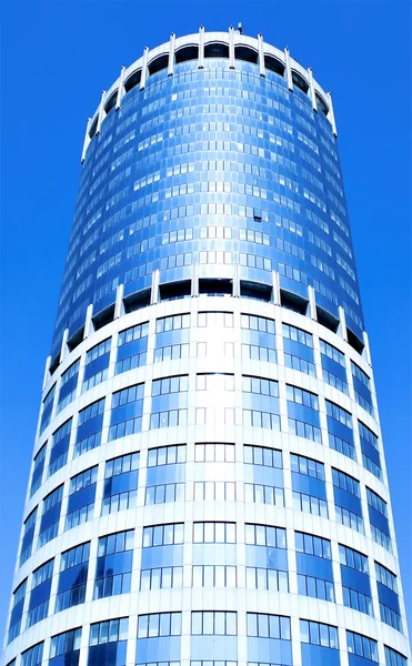Vista prospectiva para o novo edifício moderno — Fotografia de Stock