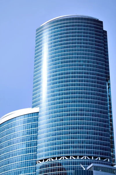Edifício de negócios enorme arranha-céus — Fotografia de Stock