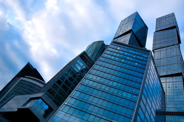 Moderne Wolkenkratzer der Innenstadt — Stockfoto
