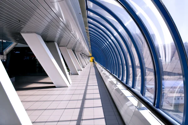 Metro istasyonu içinde giderek azalan hall — Stok fotoğraf