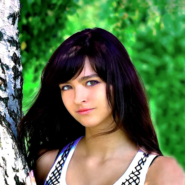 Smile tonåring står nära Björk — Stockfoto