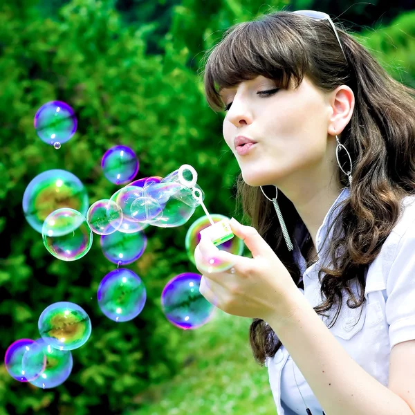 Attraktives Mädchen bläst Seifenblasen — Stockfoto