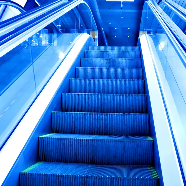 Ofis salonunda hareketli yürüyen merdiven — Stok fotoğraf