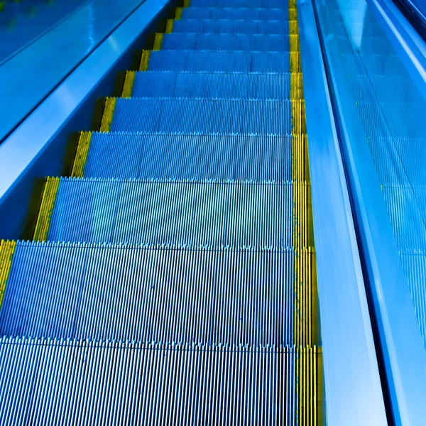 Mover escaleras mecánicas en el centro de oficinas moderno —  Fotos de Stock