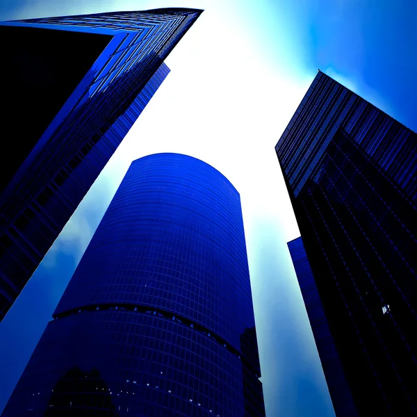 ビジネス高層ビルを底面ビュー — ストック写真