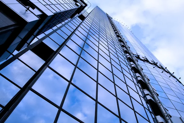 Abstracte deelvenster van enorme gebouw — Stockfoto