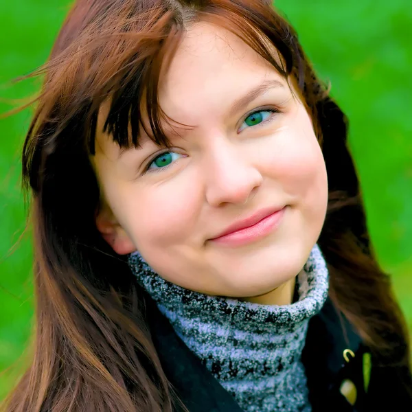 Porträtt av den vackra leende flickan — Stockfoto