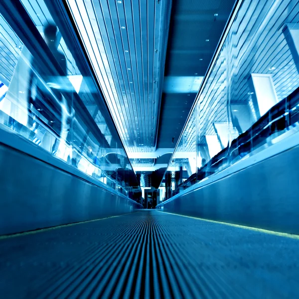 Snabbt rörliga rulltrappa av motion — Stockfoto