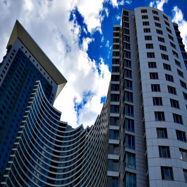 Vista laterale dei grattacieli aziendali — Foto Stock