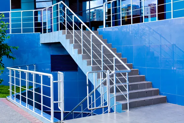Escalera de mármol con pasamanos de acero — Foto de Stock