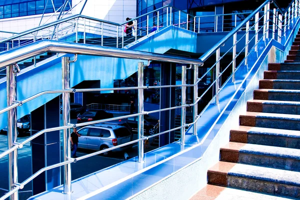 Çelik Küpeşte ile mermer merdiven — Stok fotoğraf