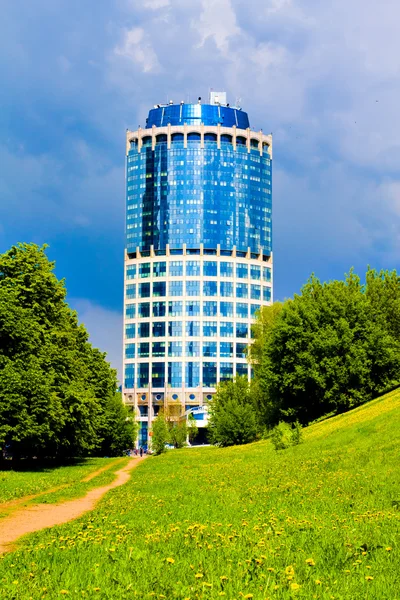Nouveau centre d'affaires gratte-ciel — Photo