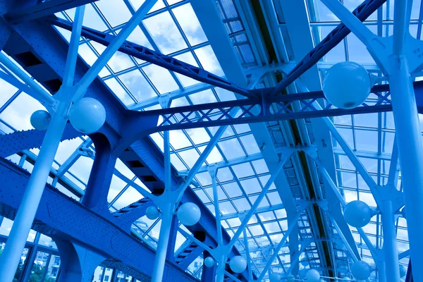 抽象的なブルーの幾何学的な天井 — ストック写真