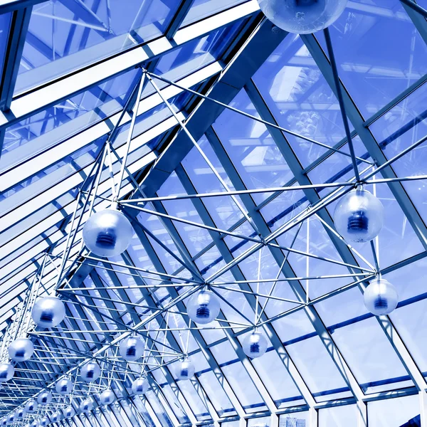 Abstracte blauwe geometrische plafond — Stockfoto