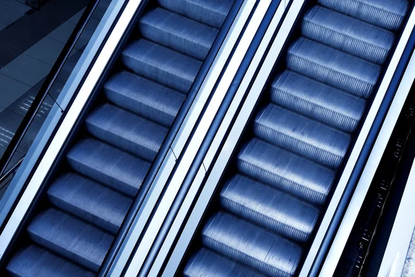 Escalera móvil con escaleras mecánicas — Foto de Stock
