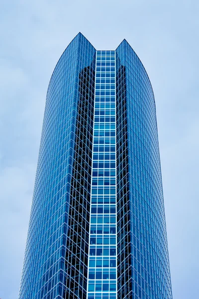 Novo arranha-céus sozinho business center — Fotografia de Stock