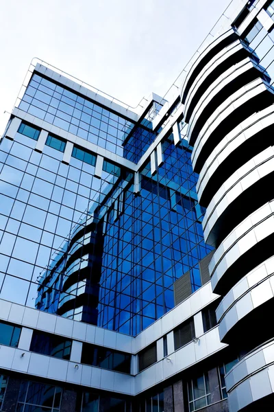 Blaue Reflexion in modernen Fenstern — Stockfoto