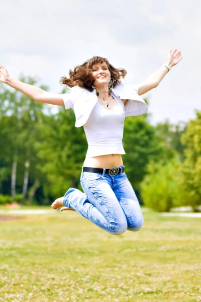 Улыбка подростка открытые руки прыгать — стоковое фото