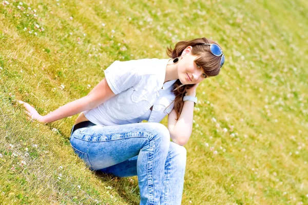 Sorria adolescente sentado — Fotografia de Stock