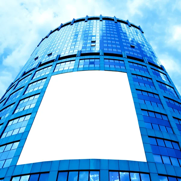 Grattacielo moderno con cartello bianco — Foto Stock