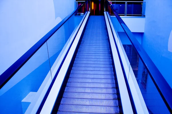 Blå rörliga rulltrappa — Stockfoto