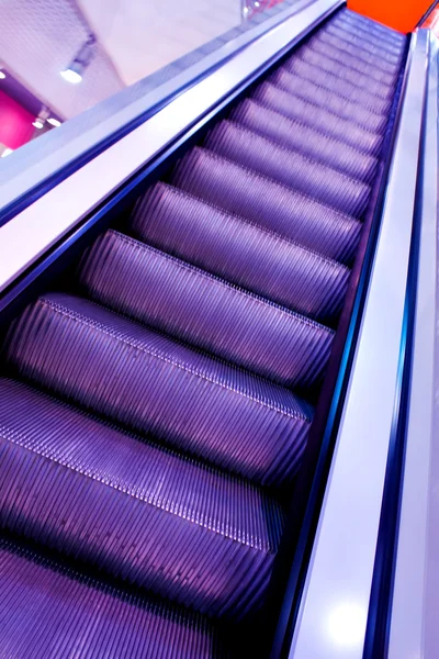 紫自动扶梯与台阶 — 图库照片