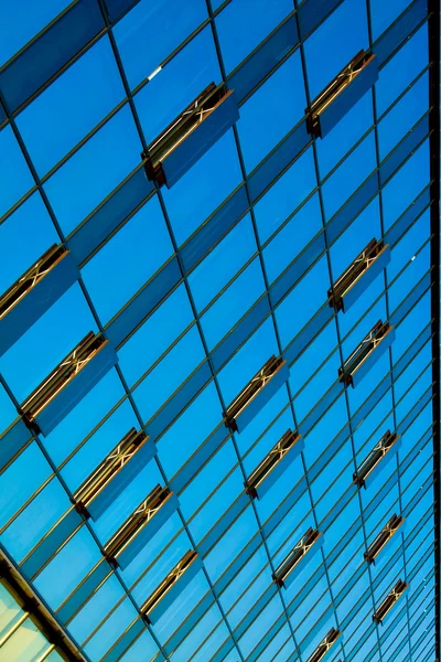Mooie gewas van blauwe wolkenkrabbers — Stockfoto