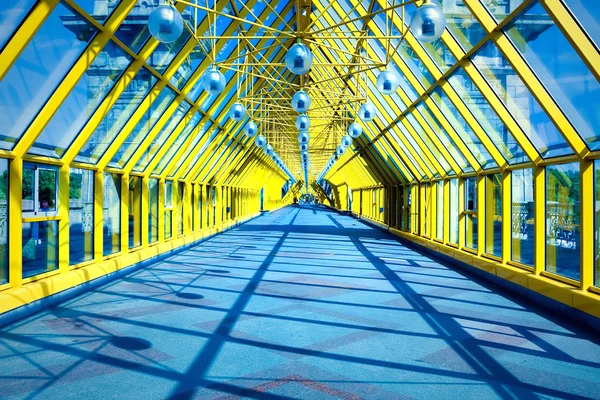 Żółty szklanym korytarzem w biurze — Zdjęcie stockowe