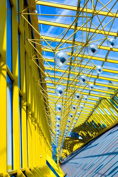 Tunnel diagonale giallo astratto — Foto Stock
