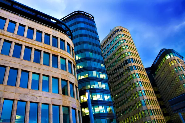 Verlichte modern gebouw wolkenkrabber — Stockfoto