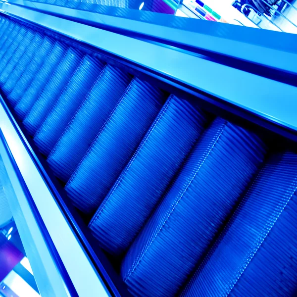 Blauwe voetsporen van bewegende roltrappen — Stockfoto