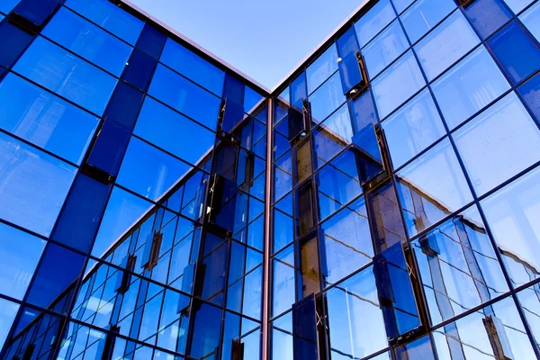 Reflektion i moderna fönster — Stockfoto