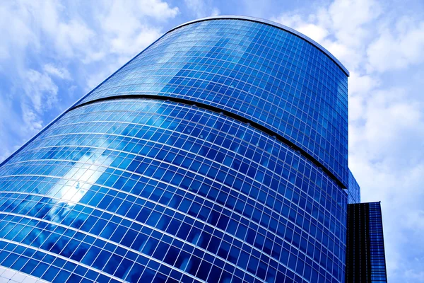 Nieuwe diagonale wolkenkrabbers zakencentrum — Stockfoto
