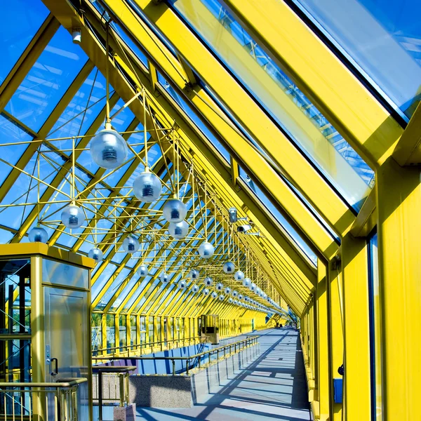 Желтый стеклянный коридор — стоковое фото