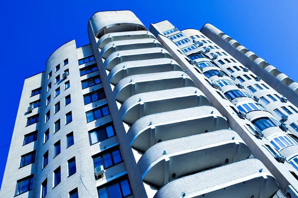 Blå geometriska moderna skyskrapor — Stockfoto