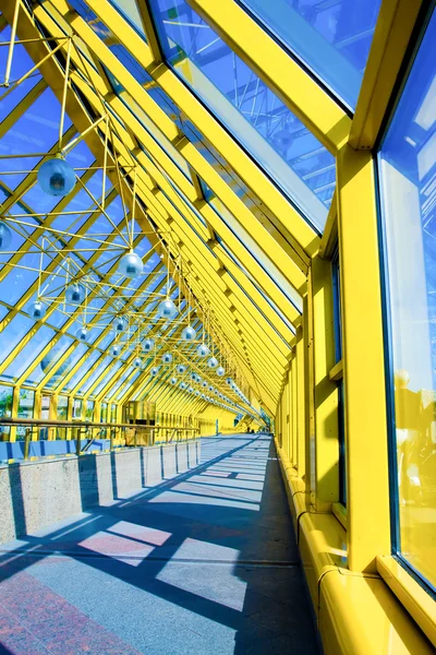 Corridoio di vetro giallo in ufficio — Foto Stock