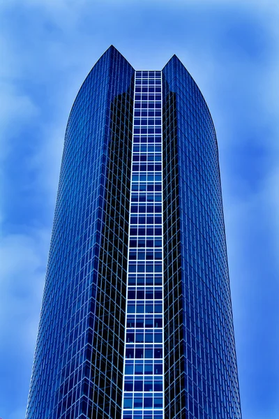 Neues Geschäftszentrum mit Wolkenkratzer — Stockfoto