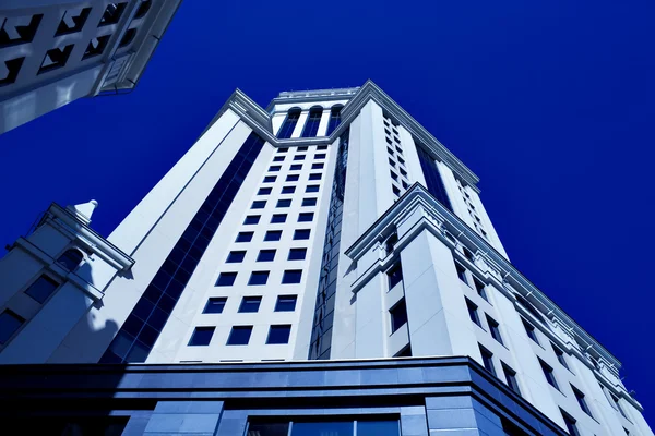 Neuer moderner Wolkenkratzer — Stockfoto