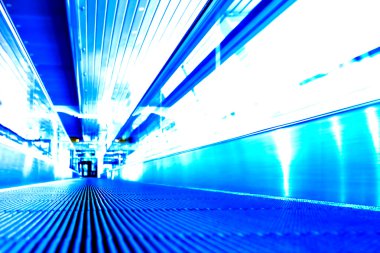 ofis salonunda hareketli yürüyen merdiven