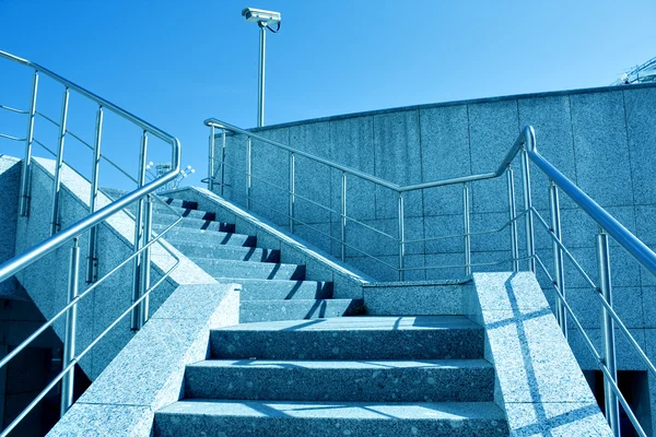 楼梯对蓝蓝的天空 — 图库照片