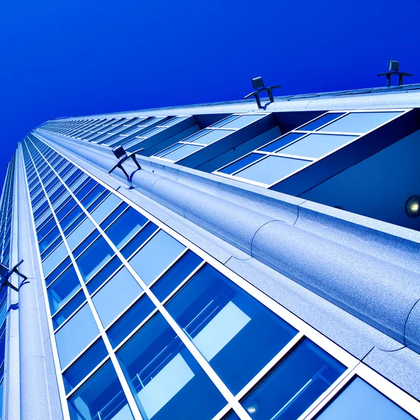 Torre azul brillante, Vista inferior — Foto de Stock
