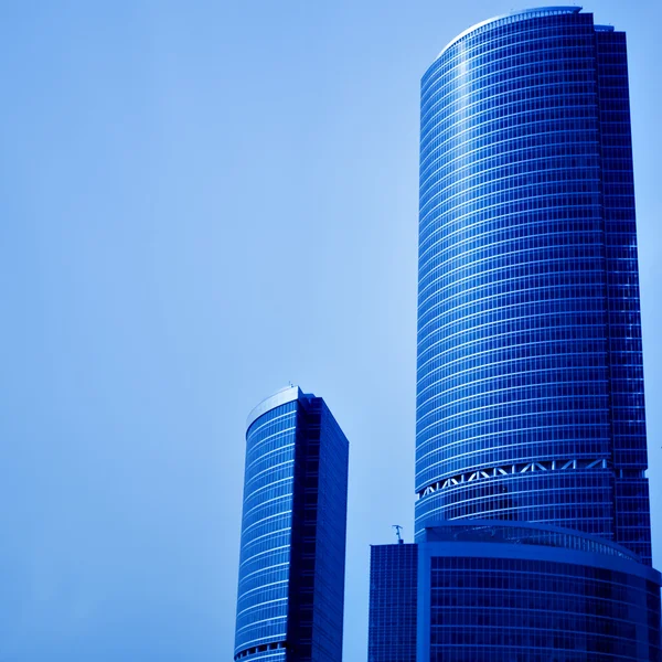 Neue moderne Wolkenkratzer — Stockfoto