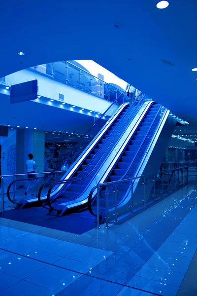 Rolltreppe mit Treppe — Stockfoto