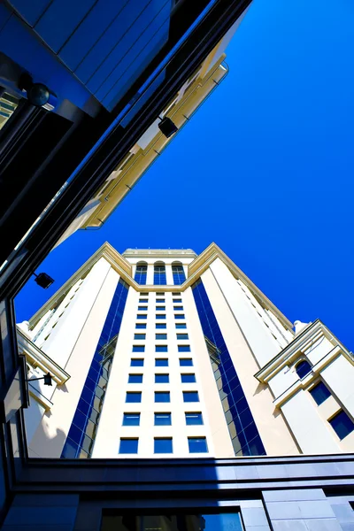 Netradiční pohled na mrakodrap — Stock fotografie