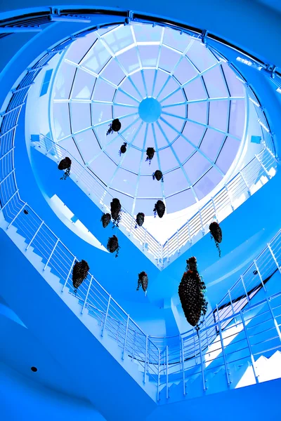 Modrý abstraktní strop v úřadu — Stock fotografie