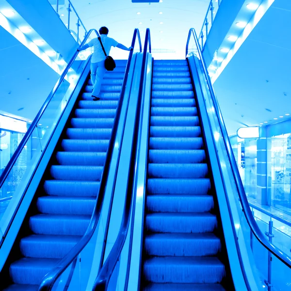 Rolltreppe mit Treppe — Stockfoto