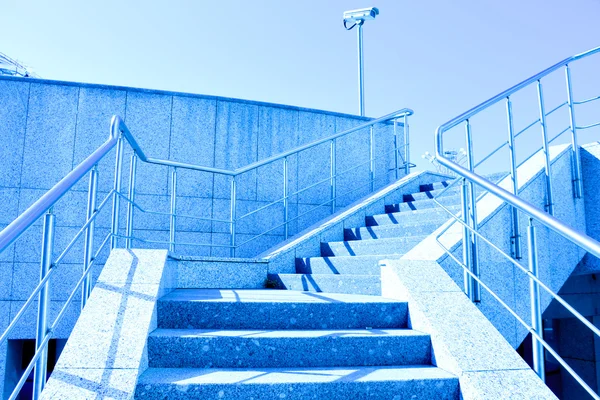 Treppe zum blauen Himmel — Stockfoto